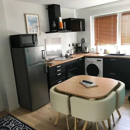 Apartment Entre Et Commerces