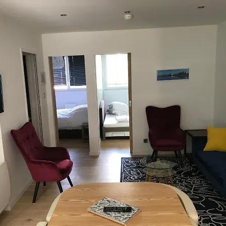 Apartment Entre Et Commerces